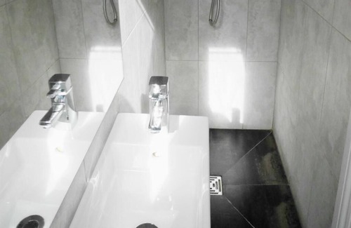Kew Apartment | Studio room with ensuite near Kew Gardens