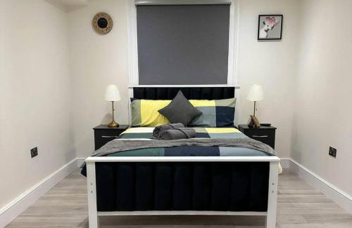 Ealing Apartment | Studio Sleeps 2 near Ealing Broadway