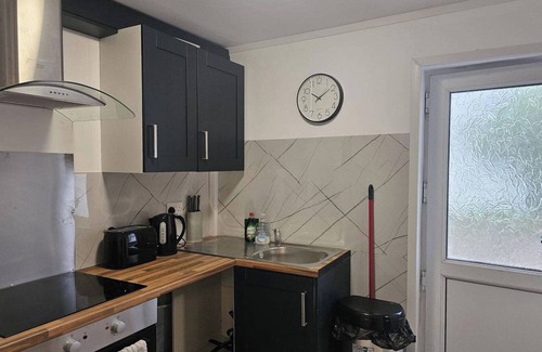 Bridgend Apartment | Studio - Sleeps 2 - Parking - WiFi