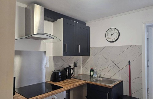 Bridgend Apartment | Studio - Sleeps 2 - Parking - WiFi