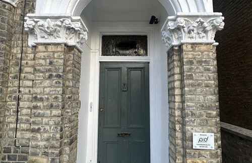 Stockwell Apartment | Studio - Sleeps 2 - Parking - Wifi