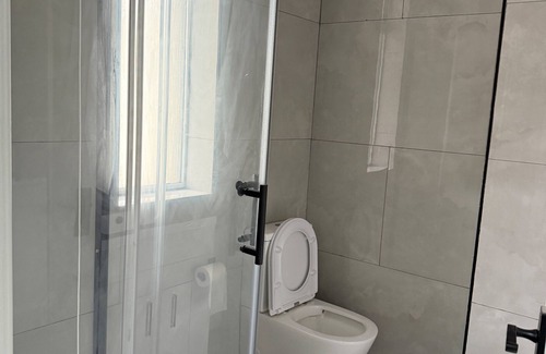 Luton Apartment | Studio - Sleeps 2 - Parking - Wifi