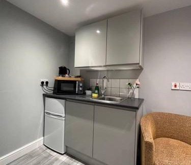 Luton Apartment | Studio - Sleeps 2 - Parking - Wifi