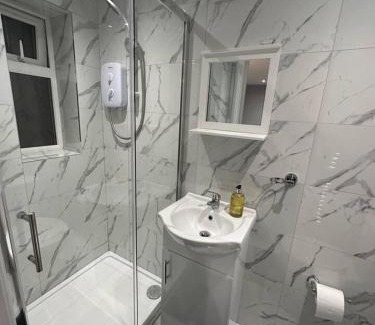 Luton Apartment | Studio - Sleeps 2 - Parking - Wifi