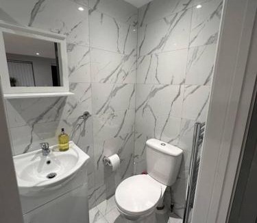 Luton Apartment | Studio - Sleeps 2 - Parking - Wifi