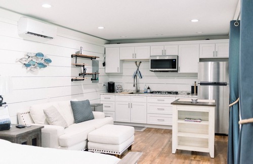 Jennings Apartment | Studio style Cabana on the river