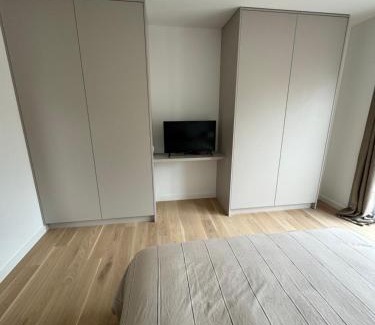 Genay House | Studio suite climatisé avec balcon, kitchenette équipée, douche, baignoire, wc et bureau
