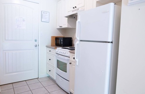 Harrison Hot Springs Apartment | Studio w Balcony | Smart TV & 2-Min Walk to Lake