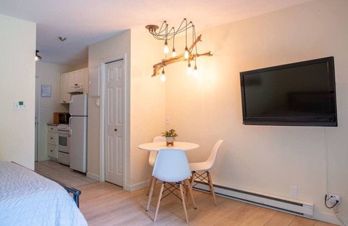 Harrison Hot Springs Apartment | Studio w Balcony | Smart TV & 2-Min Walk to Lake
