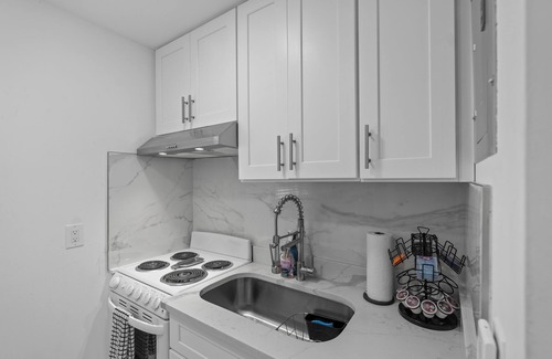 Riverside Park Apartment | Studio w Peacocks Managed by BNR Vacation Rentals