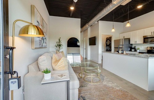 Nashville Apartment | Studio with 2 Queen Beds 7 mins to Broadway!