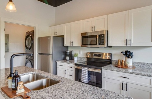 Nashville Apartment | Studio with 2 Queen Beds 7 mins to Broadway!