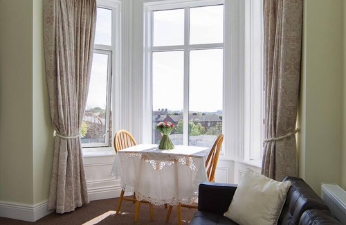 Dublin Apartment | Studio with a view over Dublin, walking distance to city & Dublin Zoo 10 min