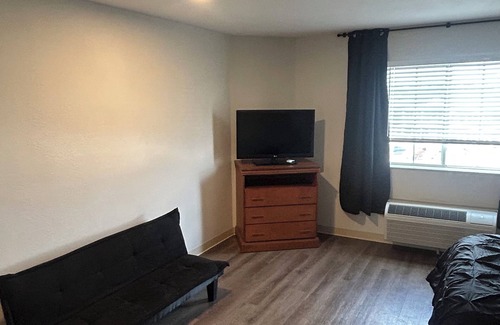 Willowbrook Apartment | Studio with AC, fitness room, WiFi in Houston