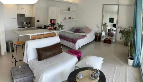 Beausoleil Apartment | Studio with access to pool