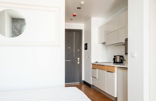 Merter Apartment | Studio with City View Balcony 2 min to Metro