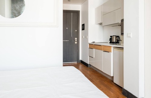 Merter Apartment | Studio with City View Balcony 2 min to Metro