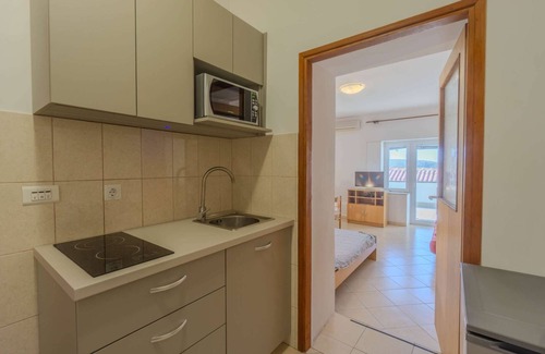 Zubovici Apartment | Studio with sea view and pool
