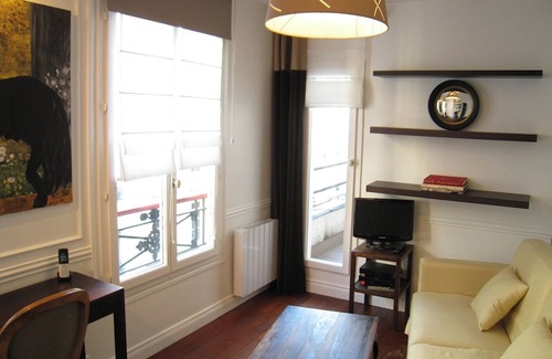 8th Arrondissement Apartment | Studio with terrace - Centre de Paris