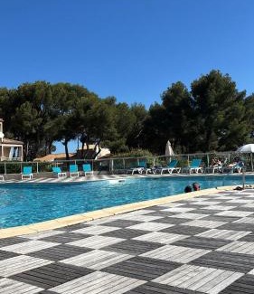 Balaruc-les-Bains Apartment | Studio zen piscine