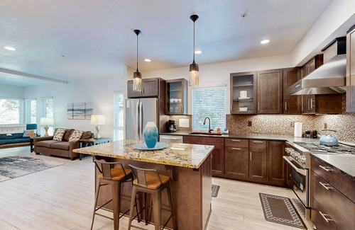 Gold Beach Apartment | Stunner apartments with fireplace, grill, partial ocean views & partial AC
