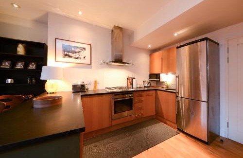 Munster Apartment | Stunning 1 bed apartment in Munster Village, Fulham