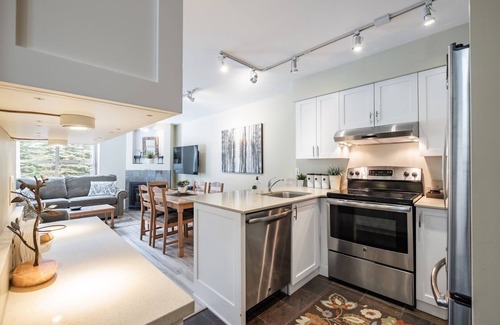 Blackcomb Condo | Stunning 2 BDR | Steps to Blackcomb | Free Parking | Shared hot tub