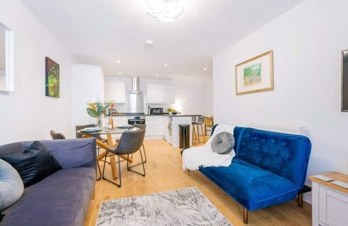 Redhill Apartment | Stunning 2 Bed 1 Bath Flat in Central Redhill