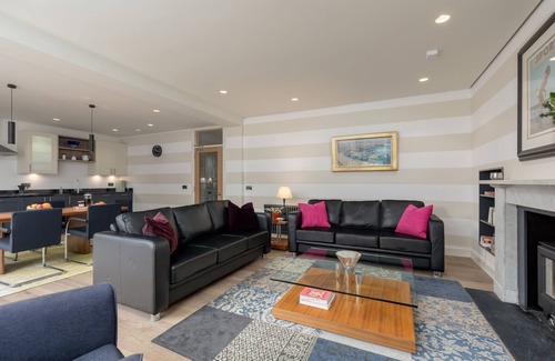 New Town Apartment | Stunning 2 Bed Garden Flat in the heart of Edinburgh's New Town.