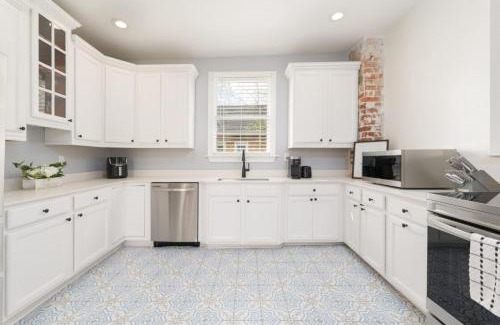 Springfield Apartment | Stunning 2 Bedroom Apt in Historic Springfield