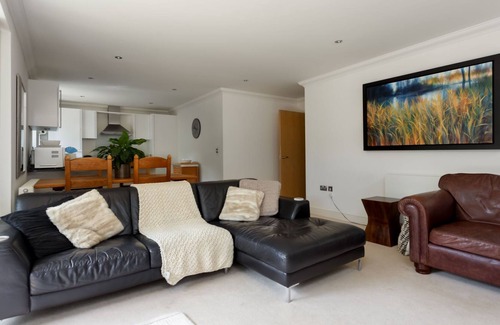 Sandbanks Apartment | Stunning 2 Bedroom Apt in Sandbanks with Beach Hut & Boat Access