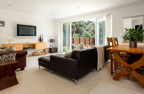 Sandbanks Apartment | Stunning 2 Bedroom Apt in Sandbanks with Beach Hut & Boat Access