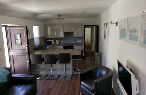 Chysauster House | Stunning 2 Bedroom Stone Barn with 24" Open Plan Living Room/Kitchen/Dining