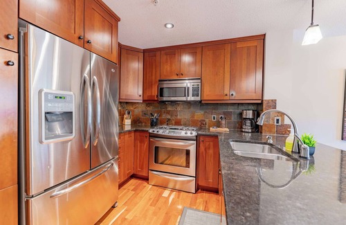 Canmore Apartment | Stunning 2bd, hot tub walking distance to downtown