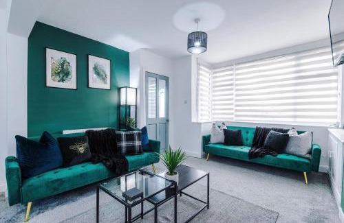 Clayton House | Stunning 3-Bed home in Manchester by 53 Degrees Property, Ideal for Contractor Groups & Long-term Business, FREE Parking - Sleeps 7!