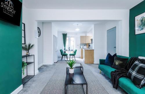 Clayton House | Stunning 3-Bed home in Manchester by 53 Degrees Property, Ideal for Contractor Groups & Long-term Business, FREE Parking - Sleeps 7!