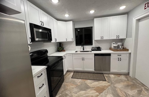 Hollywood Hills House | Stunning 3-bed House in Hollywood With hot tub