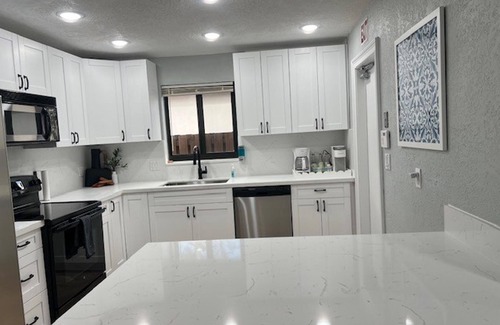 Hollywood Hills House | Stunning 3-bed House in Hollywood With hot tub