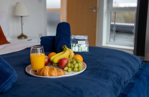 Milton Keynes Apartment | Stunning 3 bed penthouse Central MK, Free parking by Valore Property Services