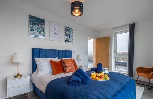 Milton Keynes Apartment | Stunning 3 bed penthouse Central MK, Free parking by Valore Property Services