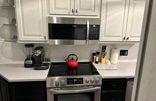 Steele Creek Boat Rental | Stunning 3-bedroom house boat in Charlotte with optional cruises available.