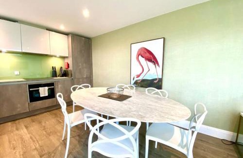 Poole Apartment | Stunning 3 bedroom Penthouse Apartment - Free Parking & WiFi - 1 Minute walk to Poole Quay - Great Location - Free Parking - Fast WiFi - Smart TV - Newly decorated - sleeps up to 6! Close to Poole & Bournemouth & Sandbanks