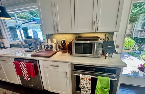 High Point House | Stunning 3 Bedroom Retreat with Inspiring Backyard