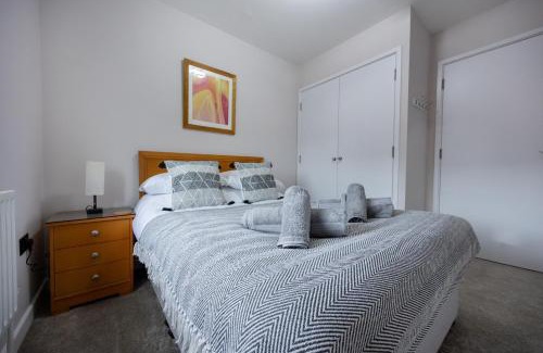 Reading Apartment | Stunning 3BR, Free Parking, near Town Center, Long term discoun