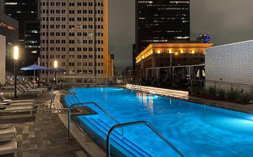 Downtown Los Angeles Apartment | Stunning 3BR High Rise Pool, Spa & Rooftop Views
