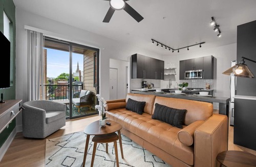 Shadyside Apartment | Stunning 3BR Penthouse Suite| 2 decks| A+ Location