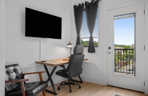 Shadyside Apartment | Stunning 3BR Penthouse Suite| 2 decks| A+ Location
