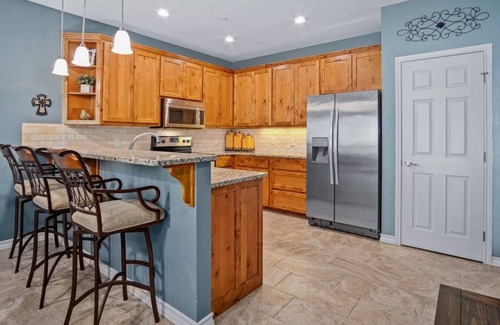 New Braunfels Apartment | Stunning 3rd floor, 2BDR/2BTH condo overlooking river and cliffs!