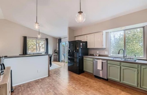 Broomfield House | Stunning 4 BDR Fully Furnished Home in Broomfield