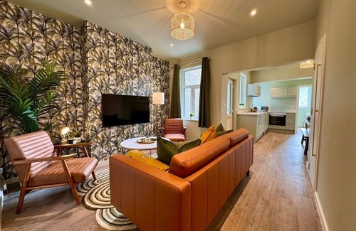 Poole House | Stunning 4-Bed Home - 10 mins to Sandbanks Beach